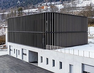 Solaraktive Lamellenhülle für modernes Verwaltungsgebäude